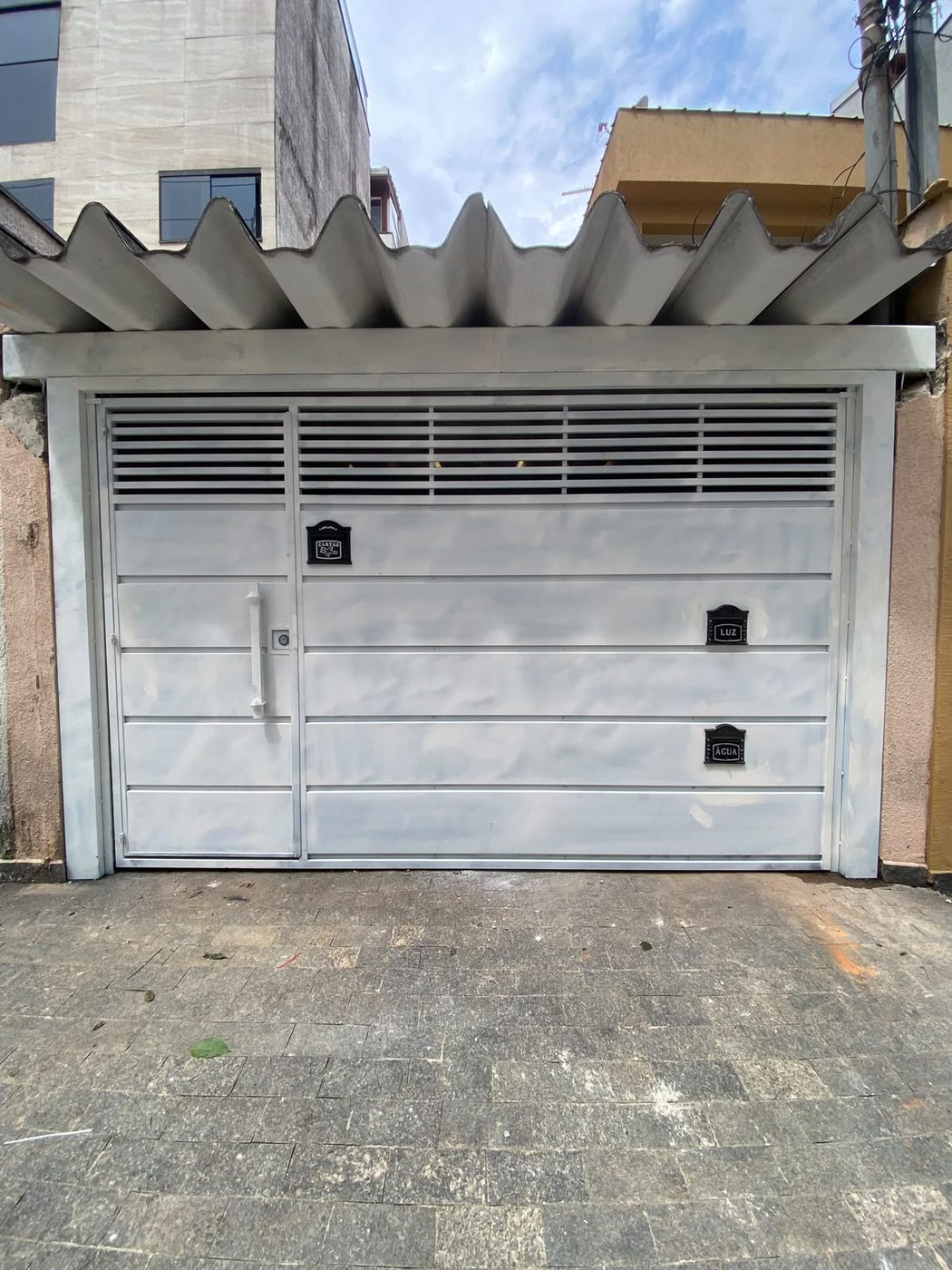 Portão basculante branco com porta social