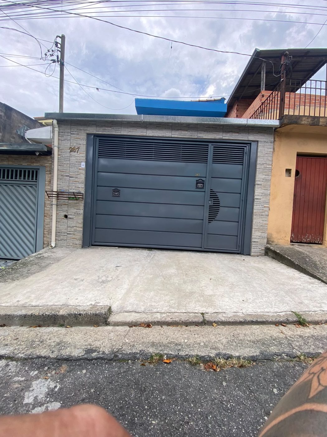 Portão basculante grafite com porta social