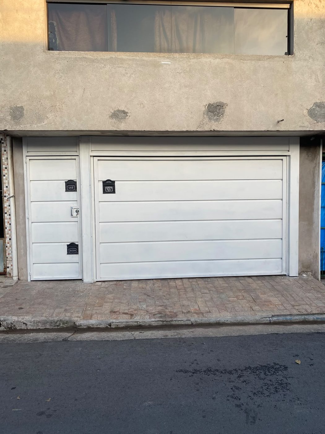 Portão branco com porta social