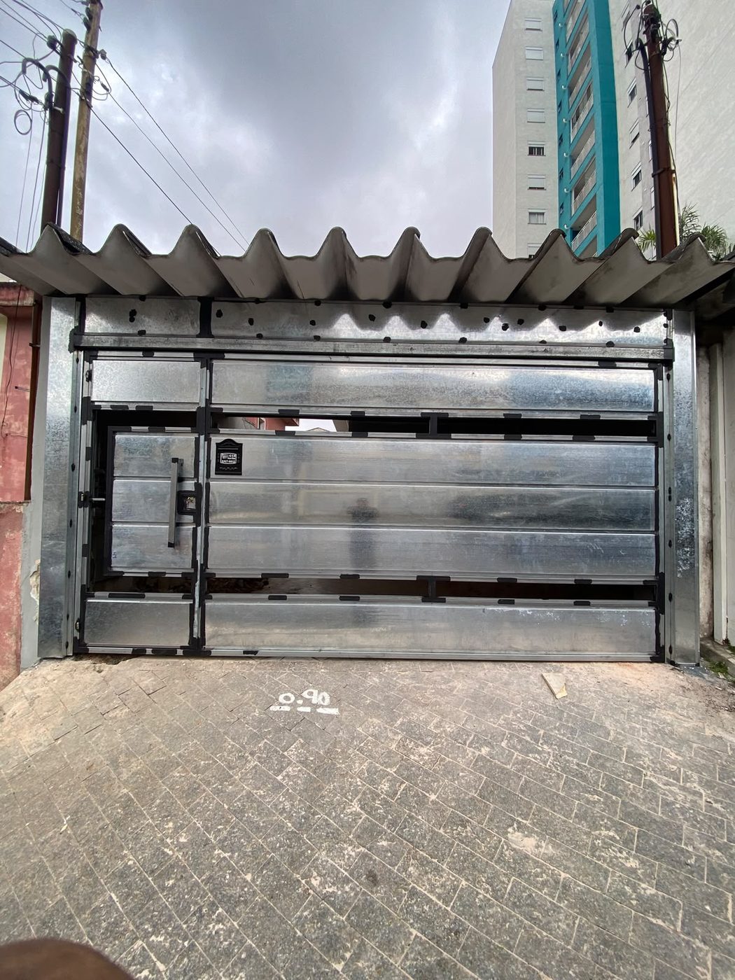 Portão galvanizado sob cobertura
